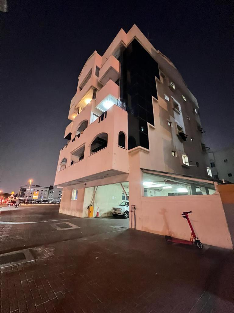 Sky Hostel Dubai Exteriör bild